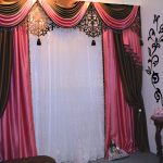 Lambrequin nero e rosa con inserti traforati