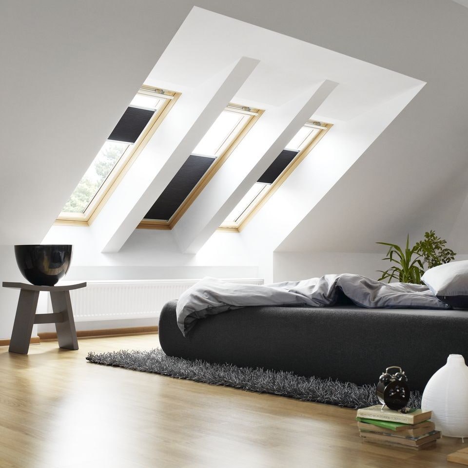 Letto nero in mansarda bianca