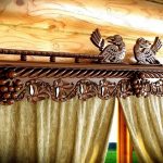 Cornice in legno con intagli fatti a mano