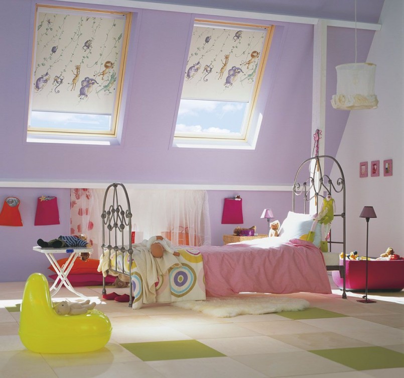 Interno di una cameretta per bambini in mansarda con tende a rullo leggere
