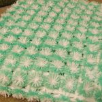 Coperta con pompon bianca e verde per neonati