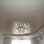 Progetto di una stanza con controsoffitto e cornice nascosta