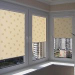 Tende a rullo a cassetta sulle finestre del balcone