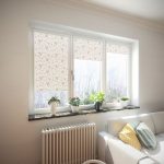 Fiori da interno sul davanzale della finestra in soggiorno