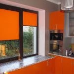Tende arancioni all'interno della cucina