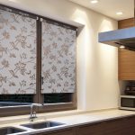 Progetto di cucina con mini tende a rullo aperte