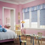 Decorazione della finestra nella cameretta di una bambina