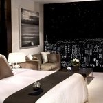 Ampia camera da letto con tenda a rullo con vista notturna sulla finestra