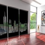 Tende notturne della città su una finestra panoramica