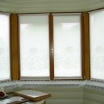 Decorare le finestre a bovindo con le tende a rullo