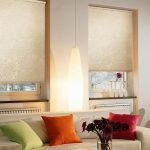 Tende a rullo beige con ornamento floreale