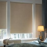 Tende a rullo all'interno della camera da letto