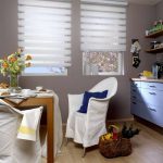 Copertura bianca su una sedia nella cucina di una casa privata