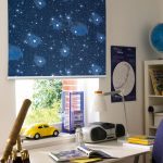 Cielo stellato sulla tenda a rullo nella cameretta dei bambini