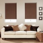 Cuscini decorativi su un divano bianco