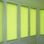 Tende verde chiaro su finestre di plastica