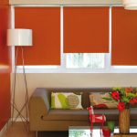 Design del soggiorno con tende a rullo color bordeaux