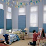 Tende blu nella cameretta di un giovane artista