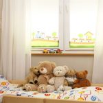 Peluche su una culla
