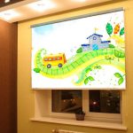 Tenda a rullo con stampa fotografica sulla finestra della cameretta dei bambini