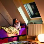 Interno di una cameretta per bambina in soffitta