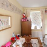 Tende beige chiaro alla finestra nella cameretta dei bambini
