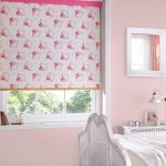 Decorare una finestra nella cameretta di una bambina