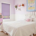 Biancheria da letto bianca su un letto nella cameretta dei bambini