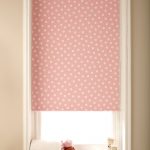 Finestra nella cameretta dei bambini con tenda a pois