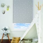 Piccole stelle su una tenda a rullo