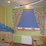 Tenda a rullo blu in tessuto spesso
