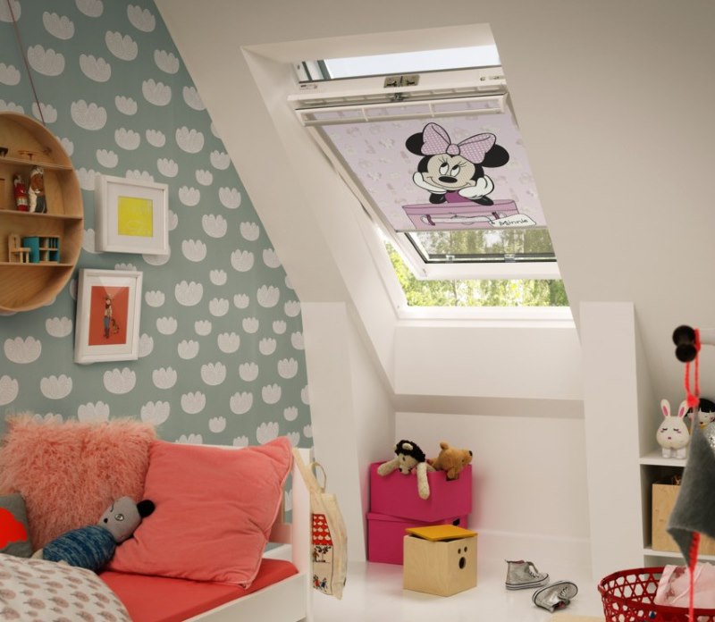 Tenda a rullo con stampa fotografica sulla finestra della cameretta dei bambini in mansarda