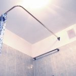 Asta doccia a L con tenda in bagno standard