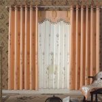 Tende beige con occhielli nel soggiorno