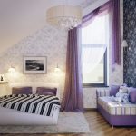 Decorare una finestra in soffitta con le tende
