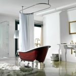 Tenda su cornice tubolare all'interno del bagno