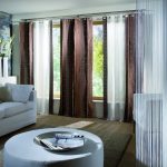 Design del soggiorno con tende dritte