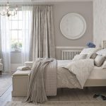 Interno della camera da letto in colori pastello