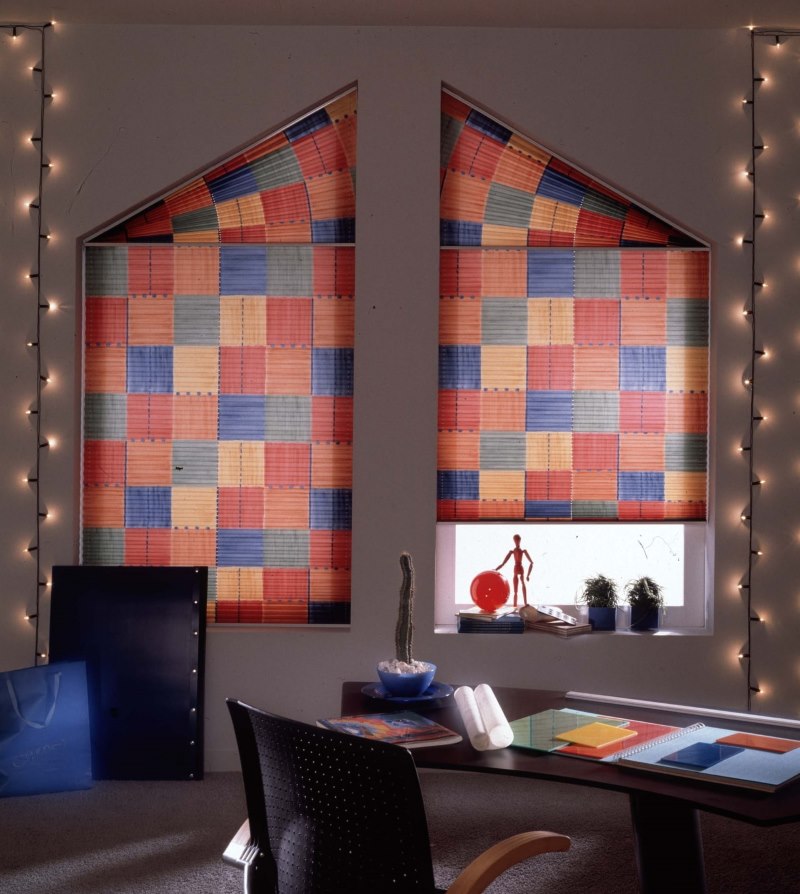 Decorazione di finestre non standard con tende plissettate
