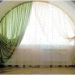 Cornice flessibile per decorare una grande finestra ad arco