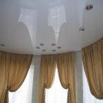 La cornice semicircolare flessibile si adatta bene a un soffitto teso