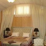 Cornice curva flessibile per una piccola finestra da soffitta