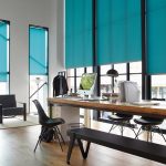 Tende blu per le grandi finestre dell'ufficio