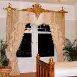 Interessante cornice con elementi decorativi a forma di figure