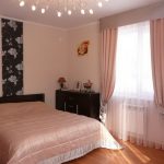Cornice decorata con un rigido lambrequin