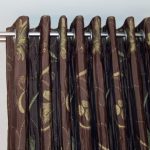 Bastone per tende con occhielli e riccioli alle estremità