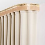 Tenda beige su cornice di plastica