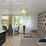 Cornice con travi per soffitto teso