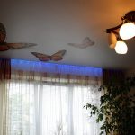 Una cornice con illuminazione fa bella figura in una stanza con controsoffitto