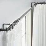 Esempio di decorazione di una finestra utilizzando una cornice angolare